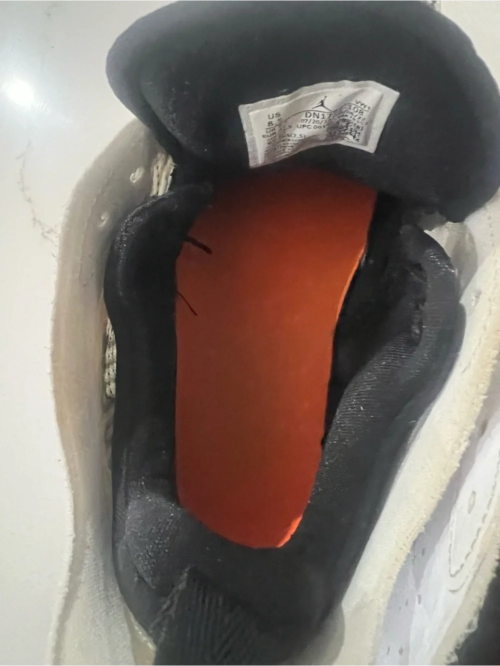 Jordan DN1772‑108 Shoes – Size 8.5 – One Lace Missing